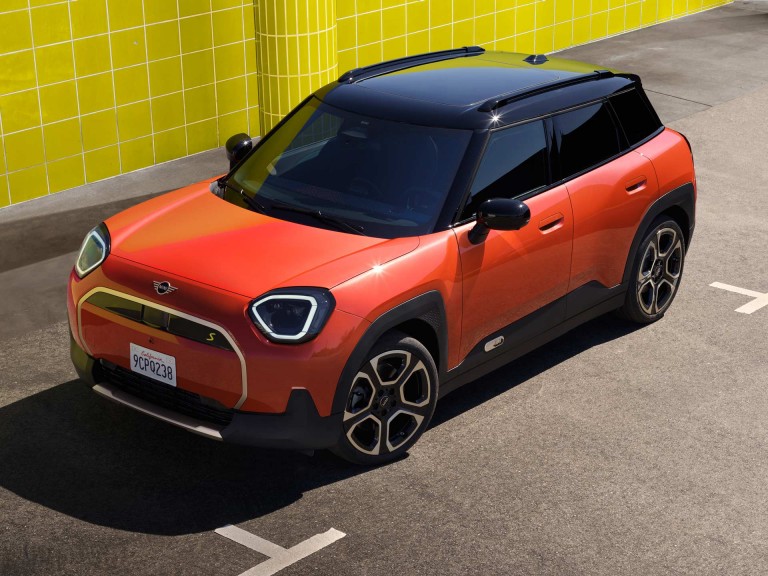 MINI Aceman Electric - expérience de conduite - assistant de parking