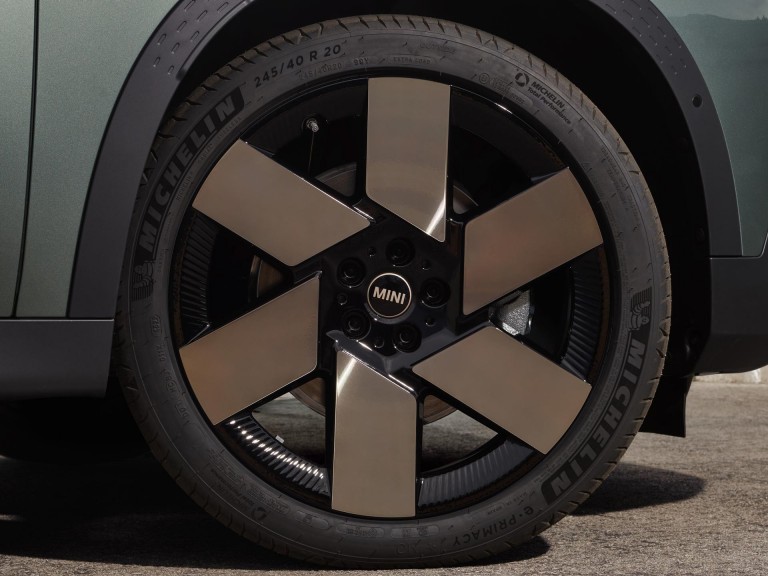 All-electric MINI Countryman - sustainability - aluminium recyclé